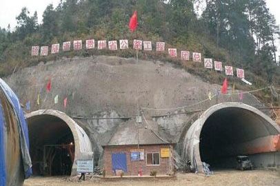 小型混凝土泵車，四川松潘隧道施工紀(jì)實(shí)